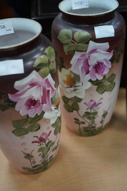 Paire de vases en verre opalin à décor floral...