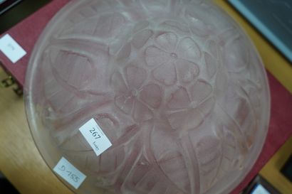 null DEGUE. Vasque en verre moulé oplescent rose à décor de floral.