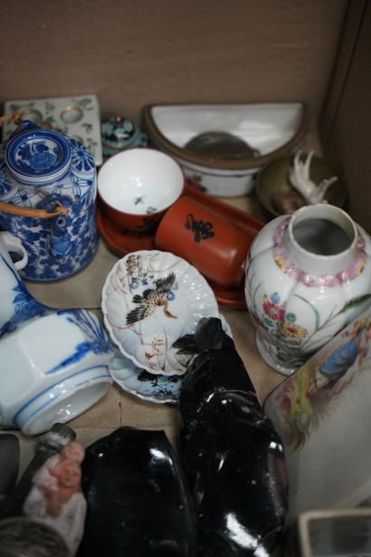null Réunion d'objets de vitrine, comprenant théières et vases miniatures en porcelaine...