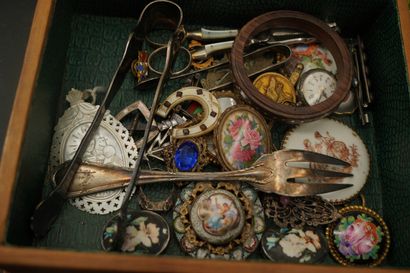 null Important ensemble de bijoux fantaisie comprenant : colliers, présentoirs, métal...