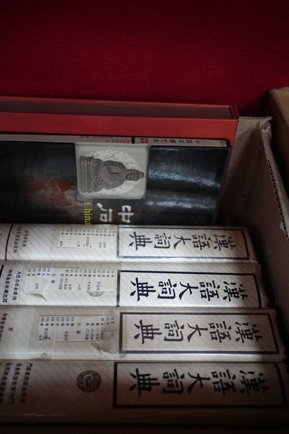 null Réunion de volumes, certains reliés, sur la Chine. 8 cartons.