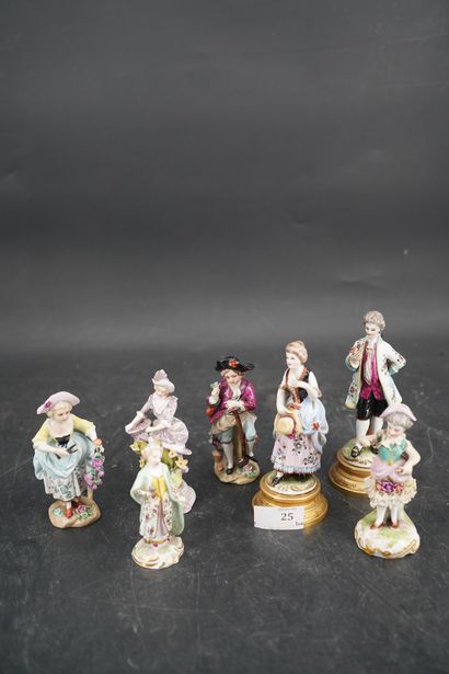 null Réunion de sept statuettes en porcelaine polychrome représentant des jeunes...