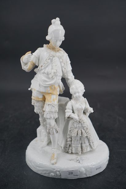 null Statuette en porcelaine émaillée blanc à décor d'un homme et d'une fillette....