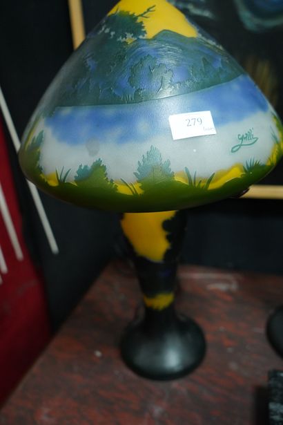 Lampe champignon en verre doublé gravé à...