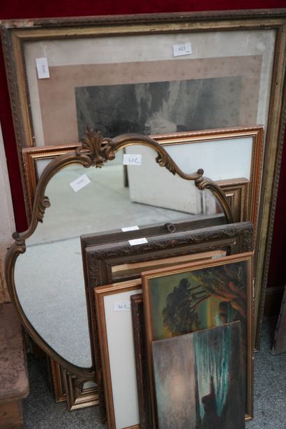 null Miroir de forme chantournée en métal doré et un miroir rectangulaire en bois...