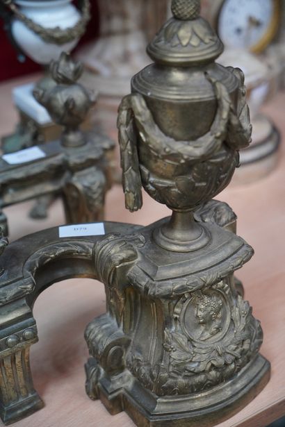 null Paire de chenets en métal doré à décor de vases à l'antique et médaillons. Style...