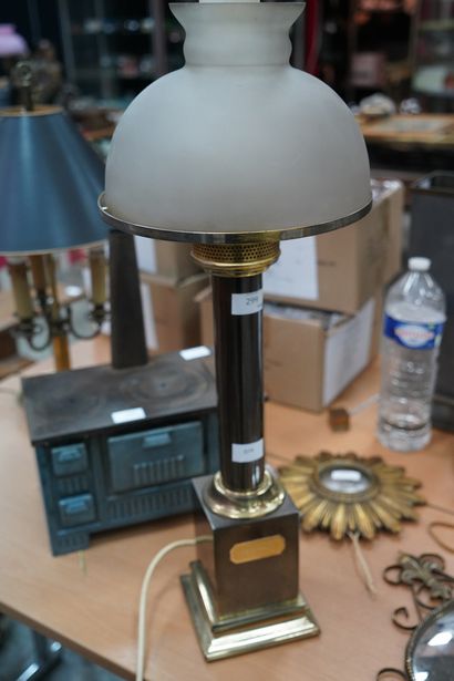 null Lampe carcelle en métal doré et argenté, le fût épousant la forme d'une colonne...