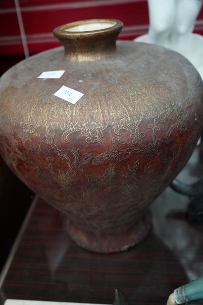 null Important vase de forme globulaire en céramique à décor feuillagé doré sur fond...