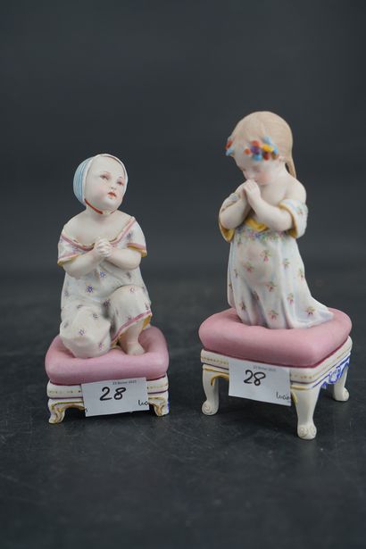 null Statuette en porcelaine émaillée blanc à décor d'un homme et d'une fillette....