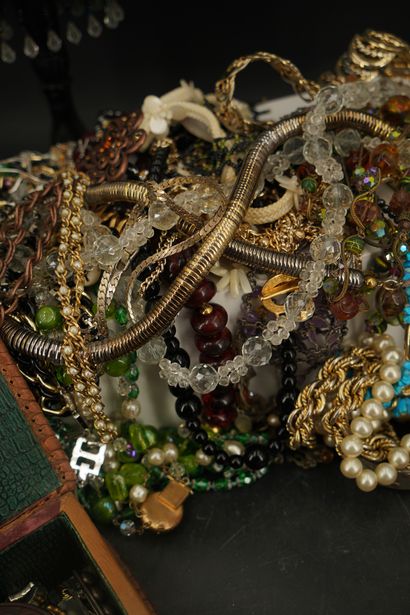 null Important ensemble de bijoux fantaisie comprenant : colliers, présentoirs, métal...