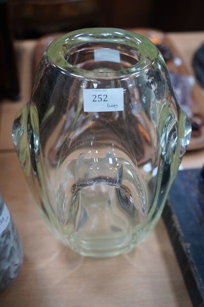 DAUM, vase en cristal teinté vert signé sous...