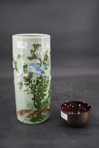 null Vase rouleau et cache-pot en céramique émaillée polychrome à décor d'oiseaux...