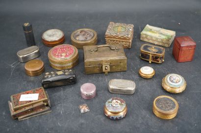 Réunion de boites miniatures et piluliers,...