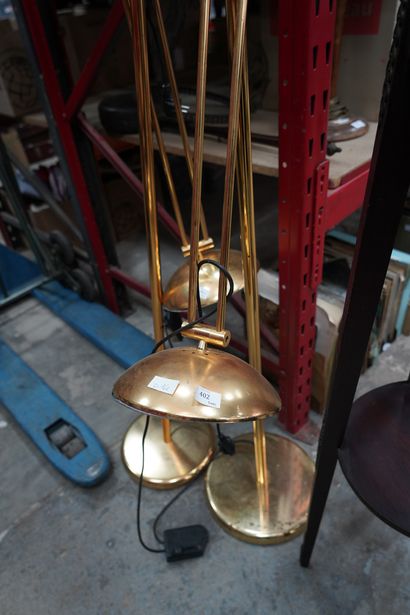 Deux lampadaires halogènes en métal doré,...