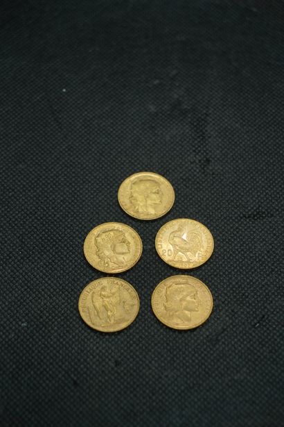 5 pièces de 20 francs or. Poids. 32,2 gr...
