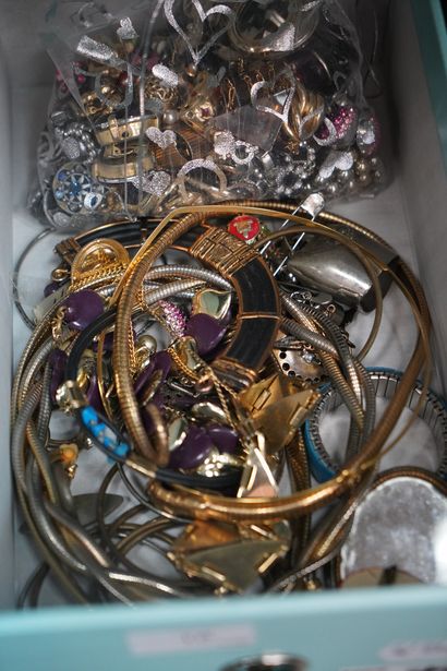 null Ensemble de bijoux fantaisie comprenant : colliers, bagues, bracelets, clips...