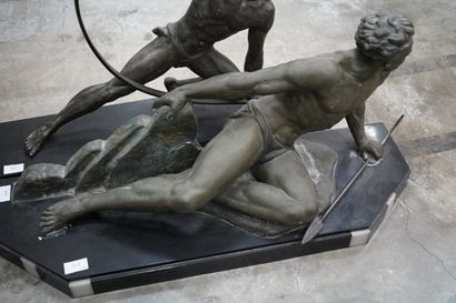 null Homme à la flèche sur un tertre rocheux. Sculpture en métal patiné vert, sur...