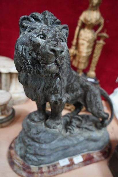 null CARVIN, d'après. Lion. Sculpture en métal, partiellement patiné, reposant sur...