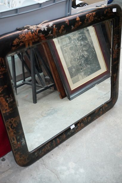 Important miroir en bois et composition à...