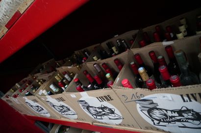 Réunion de bouteilles de vin. 11 cartons...