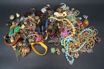 null Réunion de bijoux fantaisies comprenant clippe d'oreilles, chaînes de cou, bracelets,...