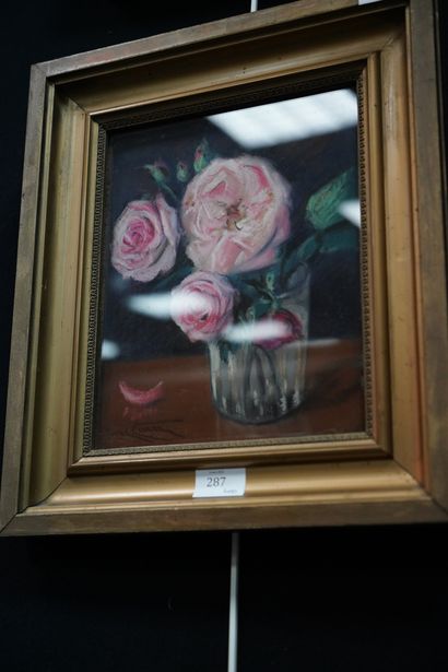 null R. CARRE, "Roses dans un verre", pastel sur papier, signé en bas à gauche.