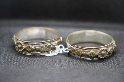 null Paire de bracelet jonc nord africain en métal à décor géométrique et floral...