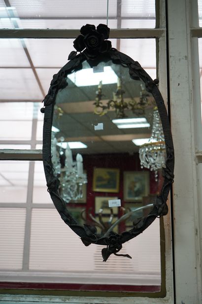 null Miroir ovale en fer forgé à décor en relief de fleurs et feuilles. C. 1930....