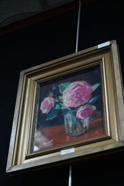 null R. CARRE, 'Roses dans un verre", pastel sur papier, signée en bas à gauche.