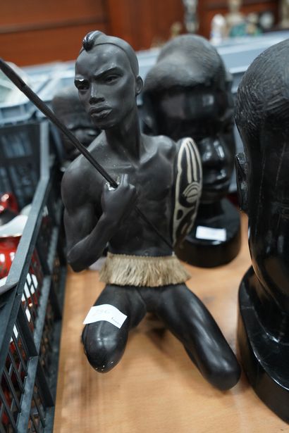 null Réunion de têtes et statuettes africaines, en bois noirci et C. ARDREA, guerrier...
