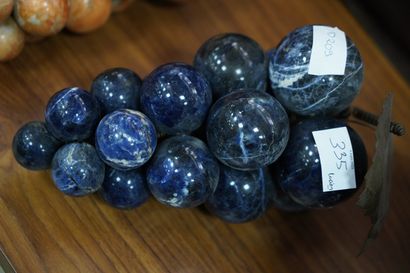 null Paire de grappes de raisins décoratives constituée de boules de pierre dure...