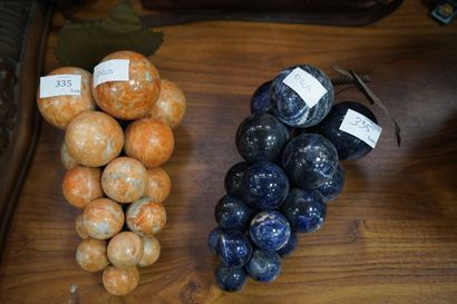 null Paire de grappes de raisins décoratives constituée de boules de pierre dure...