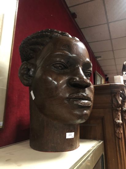 null Importante tête de femme africaine en bois sculpté.