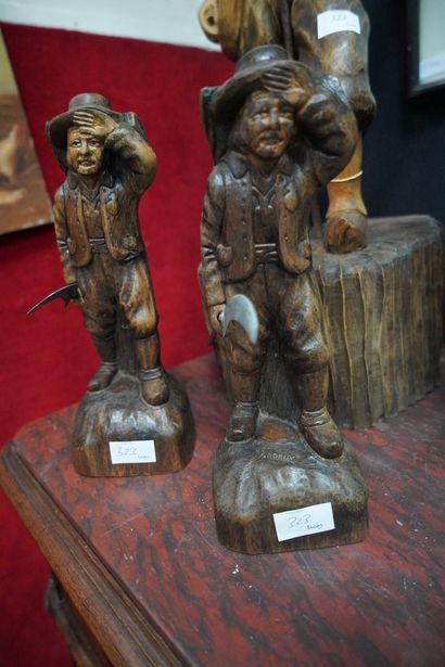 null LARDEUX, trois sculptures en bois naturel représentant des paysans faux. En...
