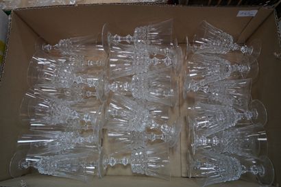 null Partie de service en cristal comprenant environ : 14 grands verres à pied, 11...