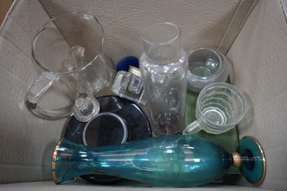 null Réunion de verreries comprenant : vases, sous de plat, encriers, pichet, bonbonnières....