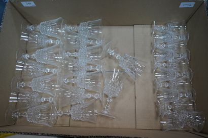 null Partie de service en cristal comprenant environ : 14 grands verres à pied, 11...