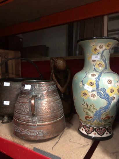 null Chaudron et un pot en cuivre, un vase en céramique à décor floral et une sculpture...