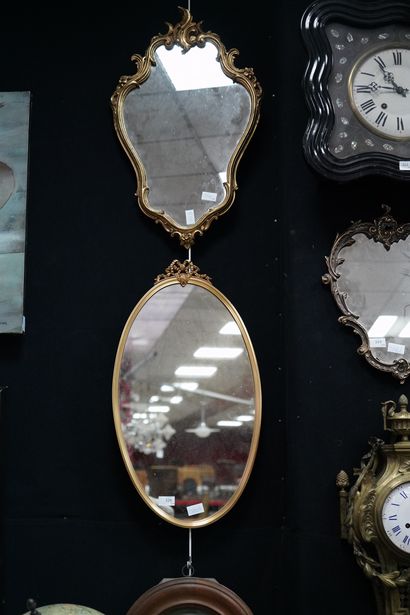 null Un miroir en métal doré de style Louis XVI. On joint un miroir de style Louis...