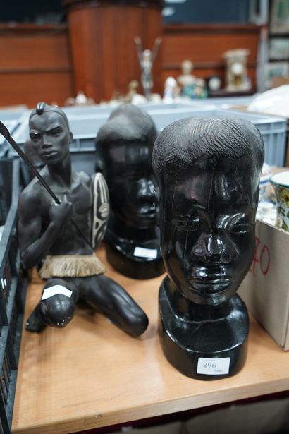 null Réunion de têtes et statuettes africaines, en bois noirci et C. ARDREA, guerrier...