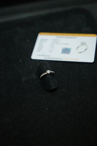 null Bague, or gris 9k (375), ornée d'un petit diamant d'environ 0,35 carat, ceint...