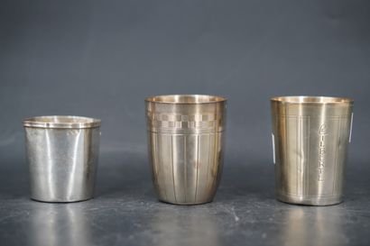 null Réunion de trois timbales en argent. Poids : 185g. En l'état.