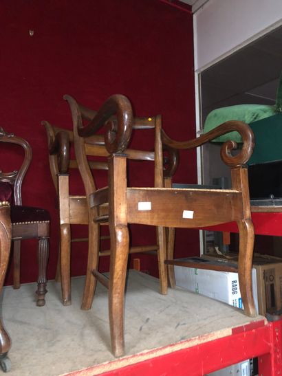 null Paire de fauteuils paillés en bois naturel, et on joint trois chaises en bois...