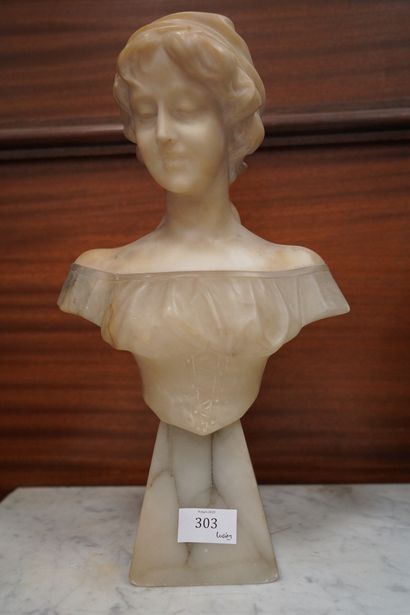 null ECOLE DE LA FIN DU XIXe DEBUT Xxe siècle, Buste de femme en albâtre. En l'é...