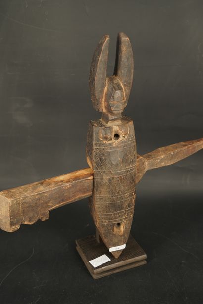 null Serrure de grenier Bambara, Mali. Bois sculpté.

Hauteur : 44 cm.