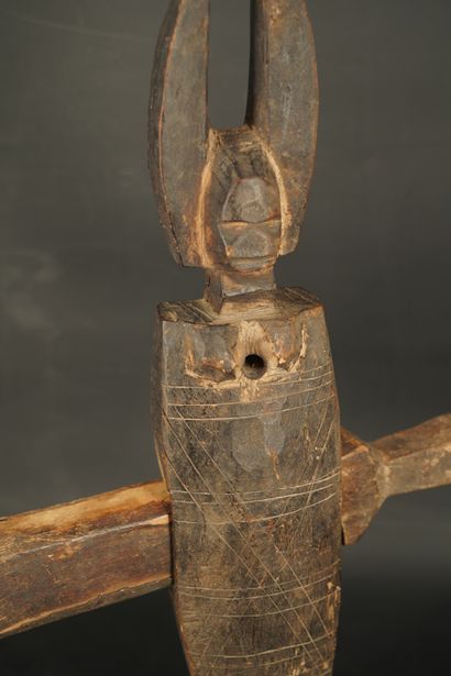 null Serrure de grenier Bambara, Mali. Bois sculpté.

Hauteur : 44 cm.