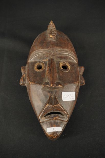null Masque Dan Côte d’Ivoire, bois sculpté.

Hauteur : 33 cm.