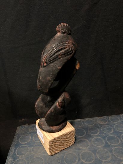 null 
Petite figure d'ancêtre Sepik en bois sculpté. Sur socle. 22 cm. Accidents...