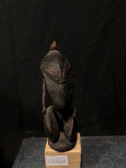 null 
Petite figure d'ancêtre Sepik en bois sculpté. Sur socle. 22 cm. Accidents...