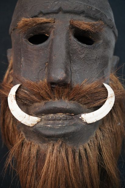 null Masque d’ancêtre, dents de phacochère, barbe, sourcils, moustache en poil d’animal.

Hauteur....